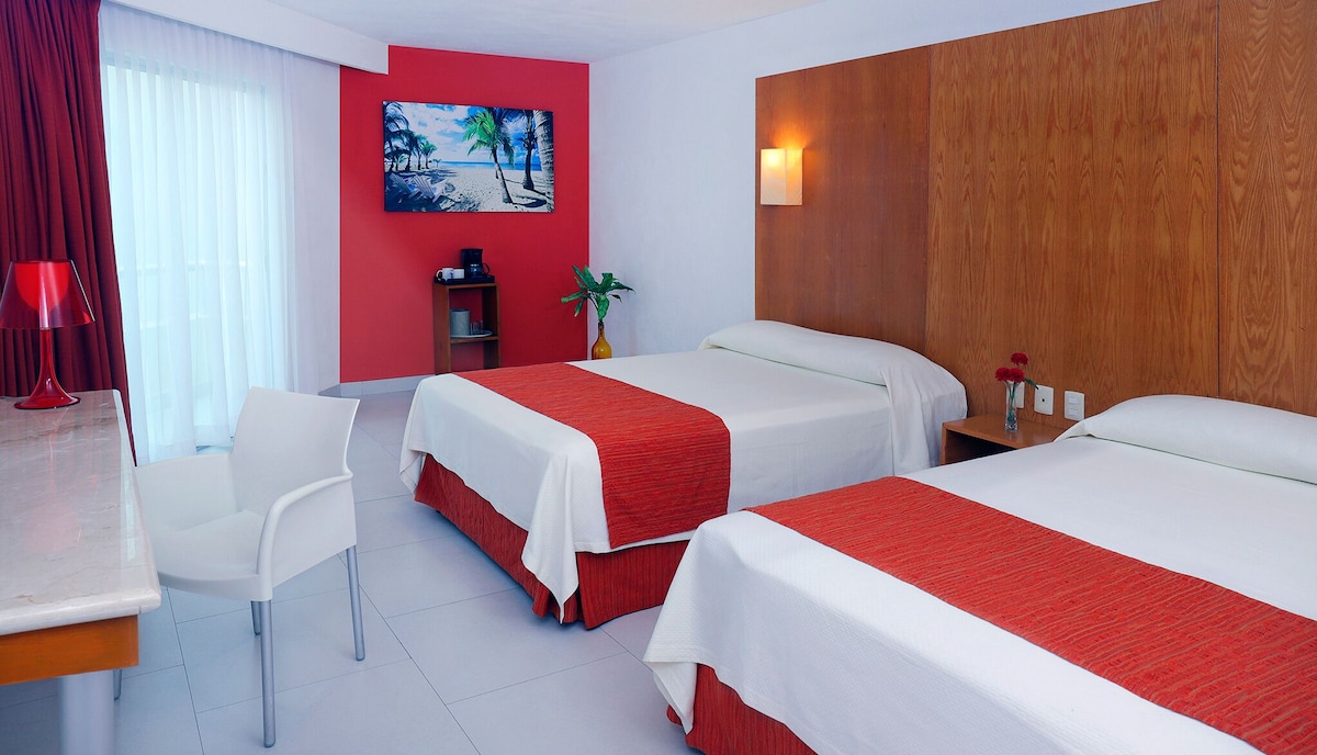 Habitación estándar con dos camas matrimoniales en Adhara Express Cancún (hasta 4 personas)