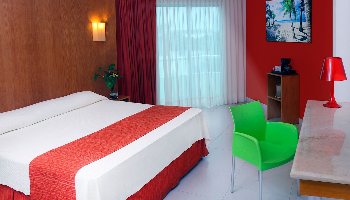 Habitación estándar con cama king en Adhara Express Cancún (hasta 2 personas)