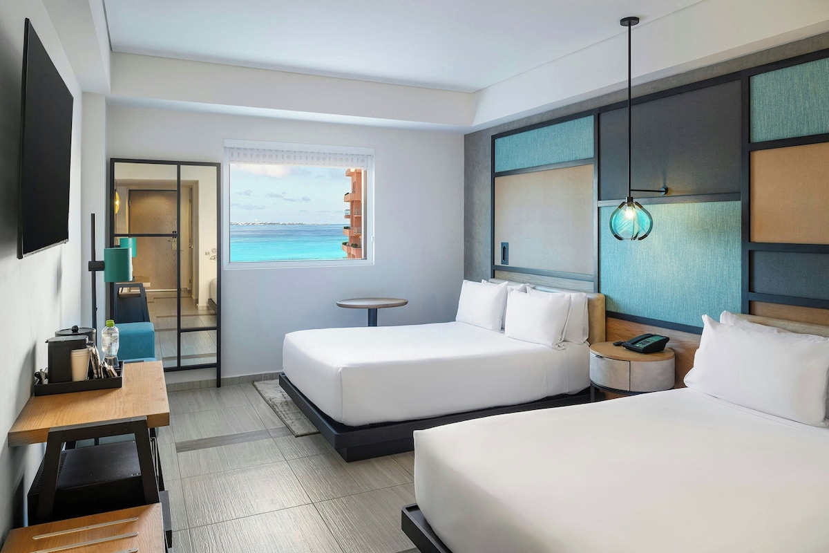 Otra vista de la habitación Aloft con dos camas queen en Aloft Cancún
