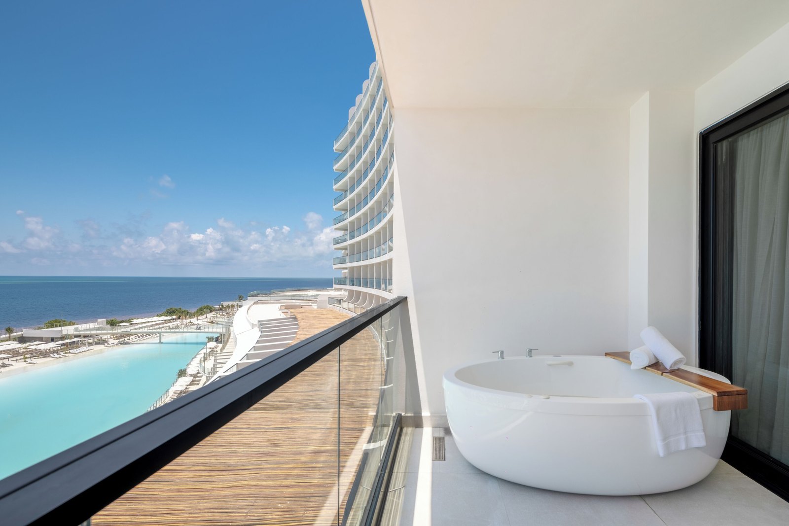 Balcony Spa Tub 79a550b0 de AVA Resort Cancun