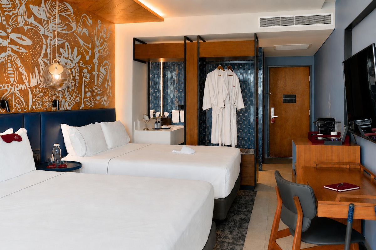 Habitación con dos camas queen y vista a la ciudad en Canopy by Hilton Cancún La Isla (33 m², hasta 4 personas)