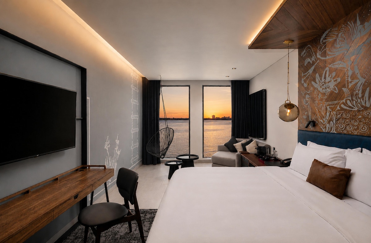 Habitación con cama king Sunset Bay View en Canopy by Hilton Cancún La Isla (33 m², hasta 2 personas)