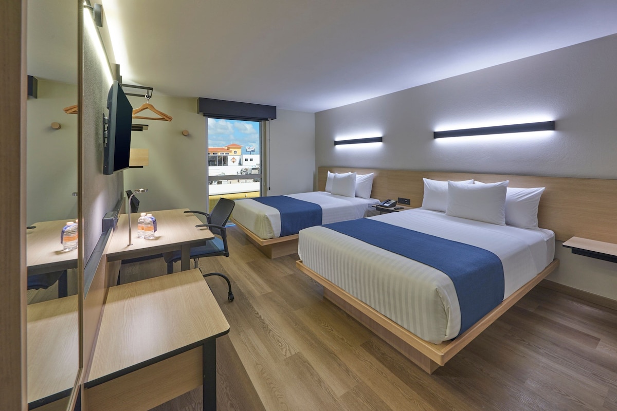 Habitación con dos camas matrimoniales en City Express by Marriott Cancún Aeropuerto (hasta 4 personas)