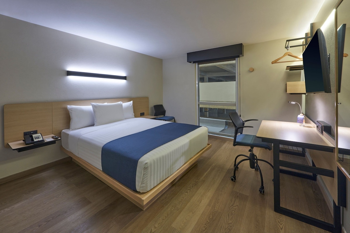 Habitación estándar con cama queen en City Express by Marriott Cancún Aeropuerto (hasta 2 personas)