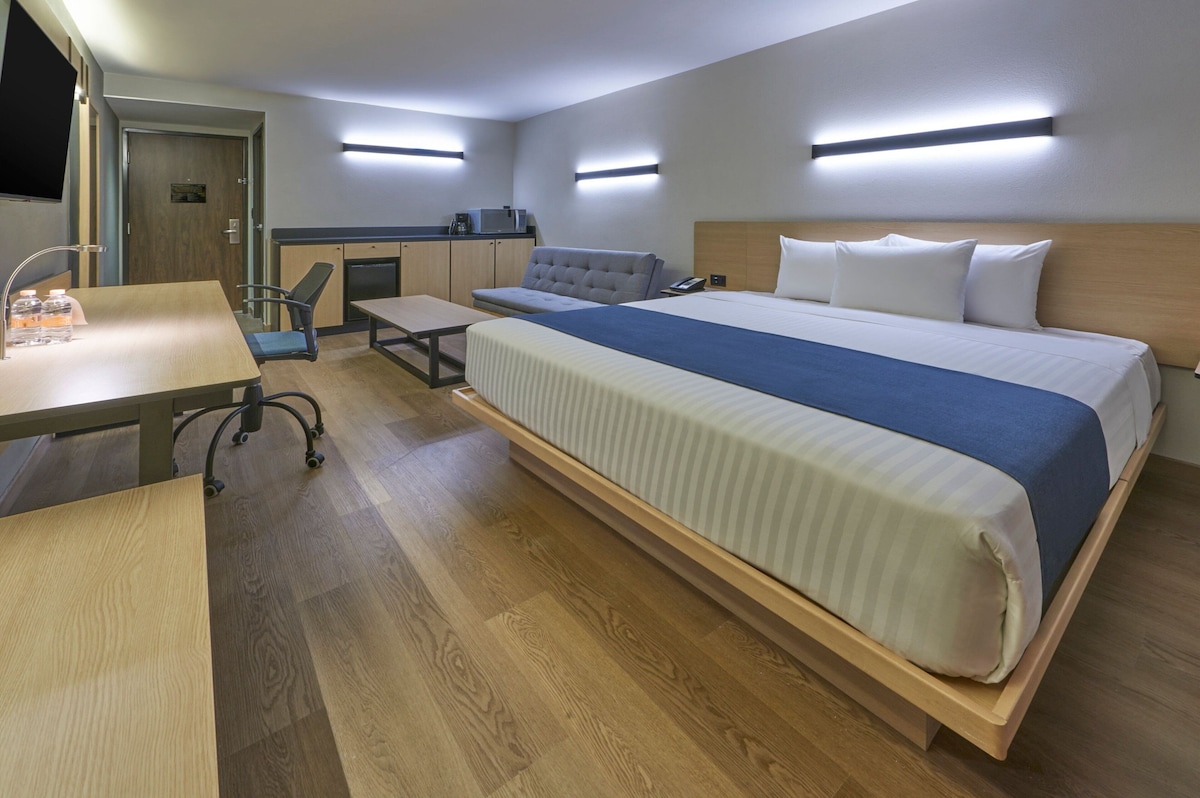 Habitación superior con cama king y sofá cama en City Express by Marriott Cancún Aeropuerto (hasta 4 personas)