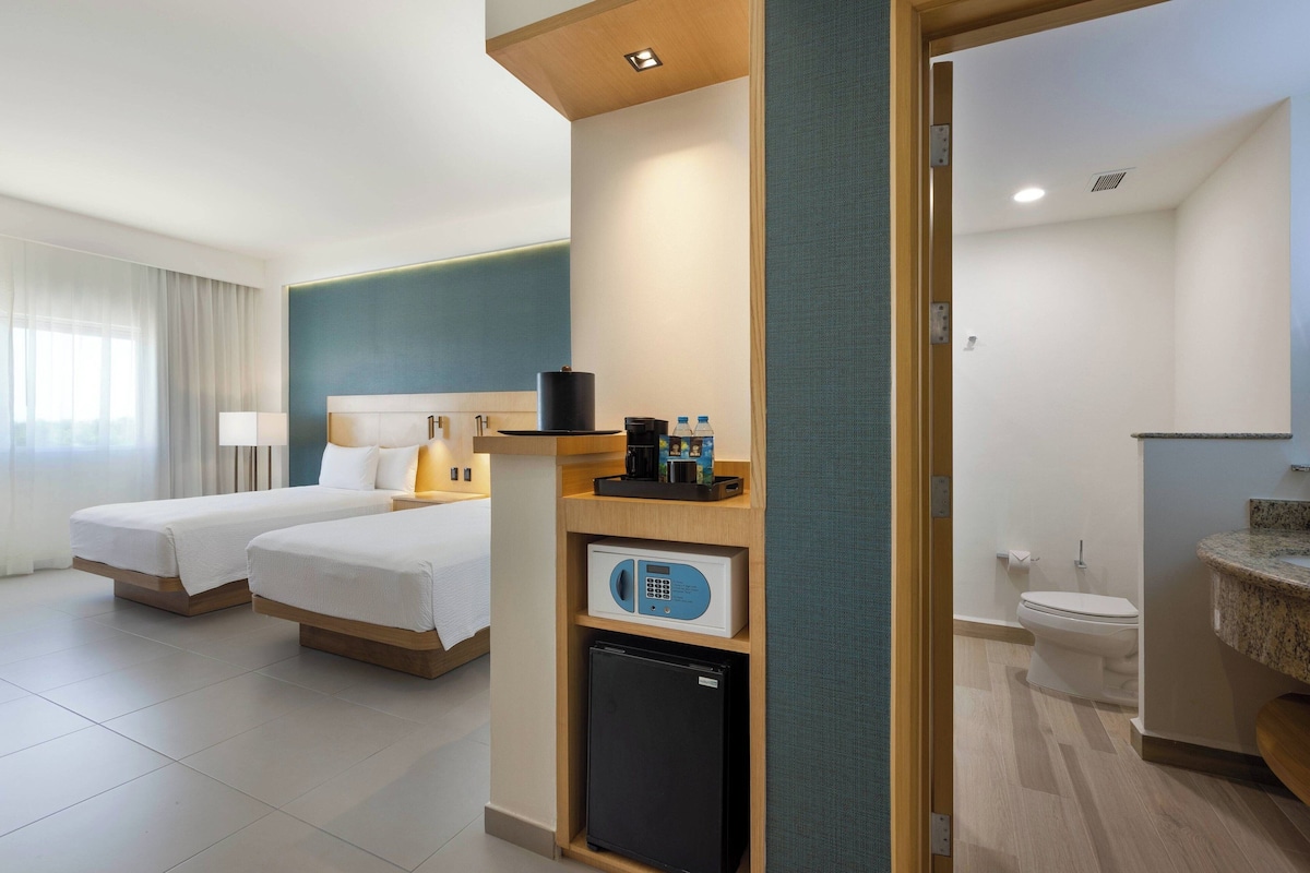 Habitación con 2 camas matrimoniales y vista a la ciudad en Courtyard by Marriott Cancún Airport (hasta 4 personas)