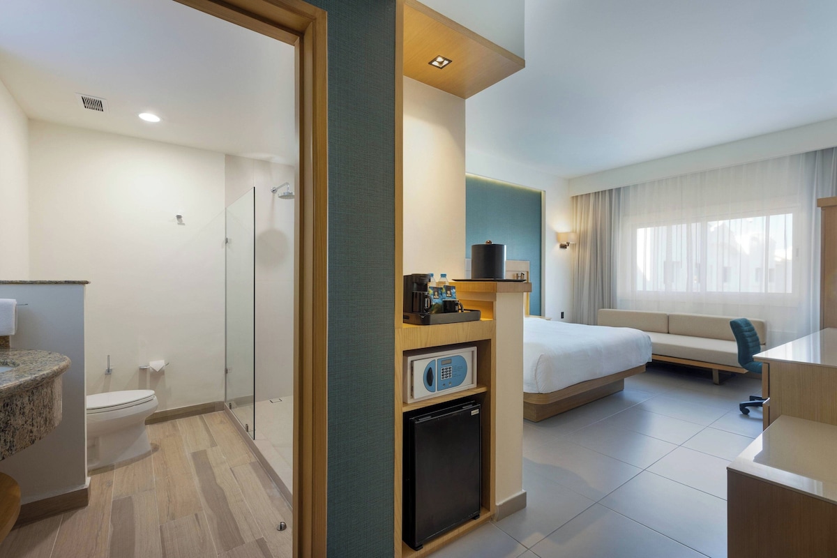 Habitación con cama king y vista a la ciudad en Courtyard by Marriott Cancún Airport (hasta 2 personas)