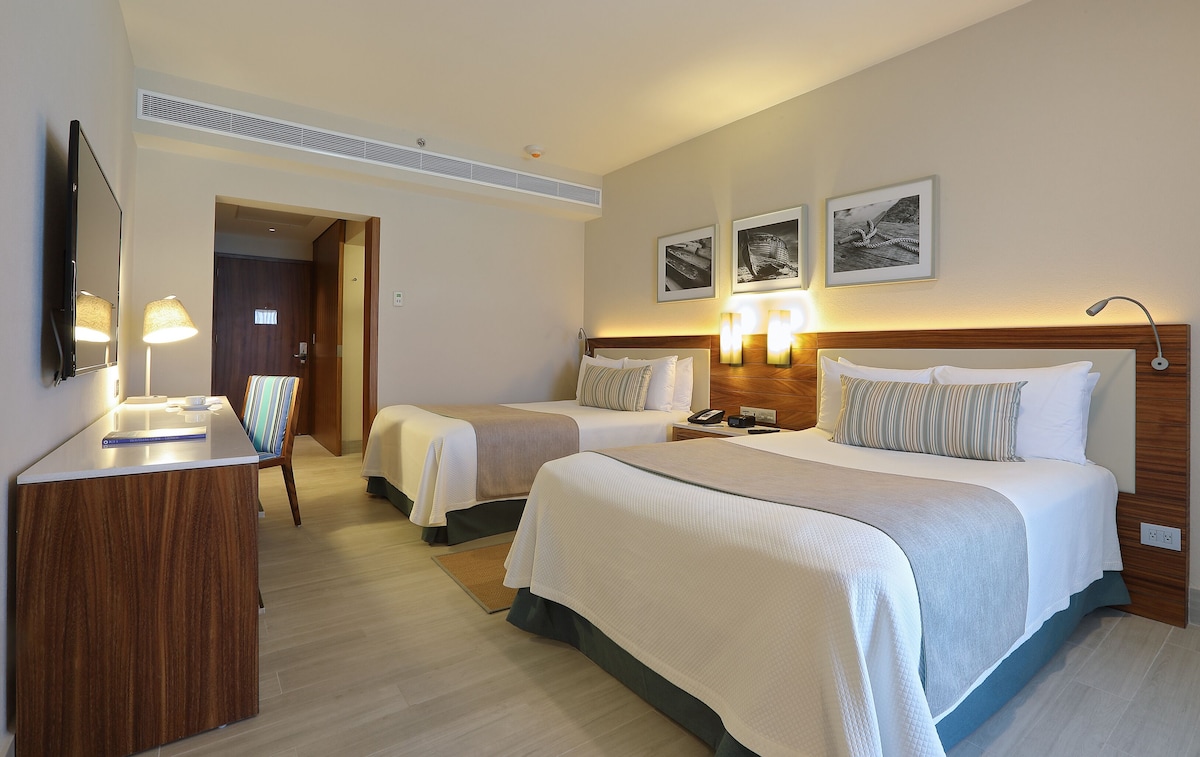 Habitación Deluxe Double con dos camas dobles y vista al resort en Emporio Cancún (hasta 4 personas)