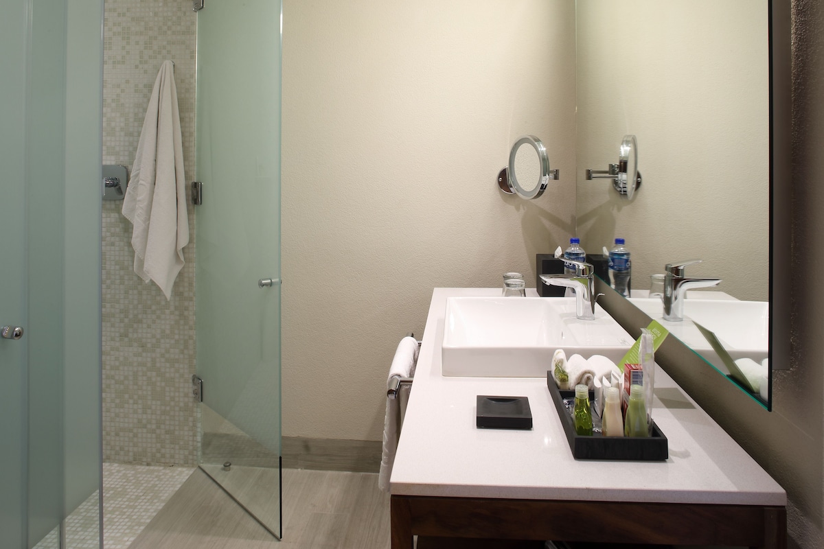 Baño de la habitación Deluxe Double en Emporio Cancún