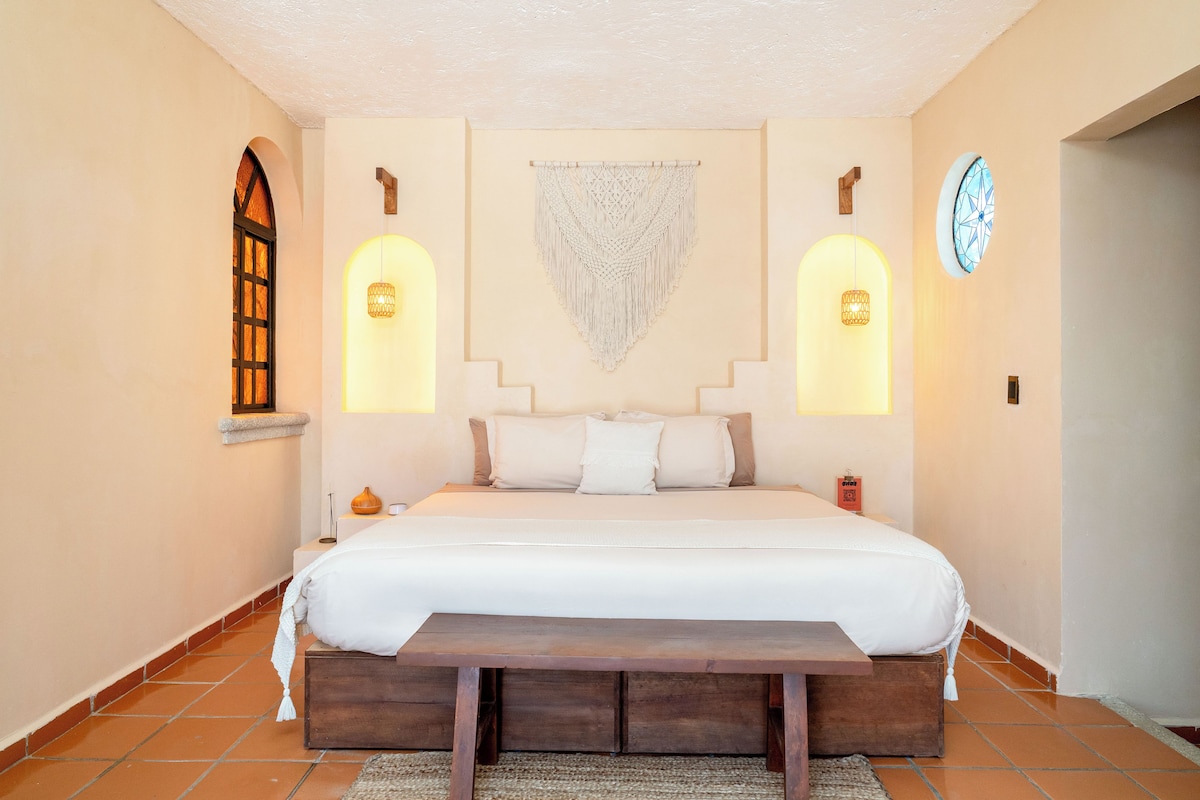 Superior Suite con vista a la ciudad y cama queen en Enigmatic Boutique Hotel Cancún (hasta 2 personas)