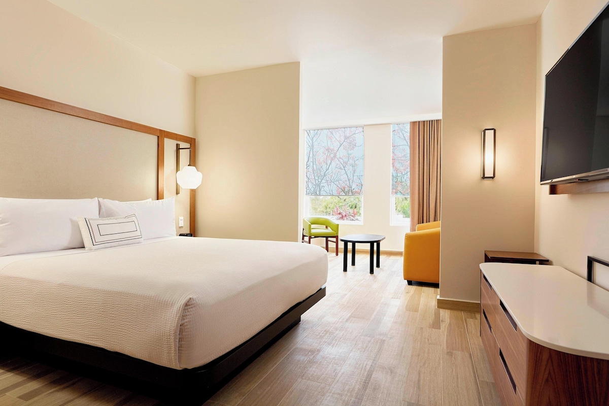 Suite de una recámara con cama king en Fairfield Inn & Suites Cancún Airport (hasta 3 personas)