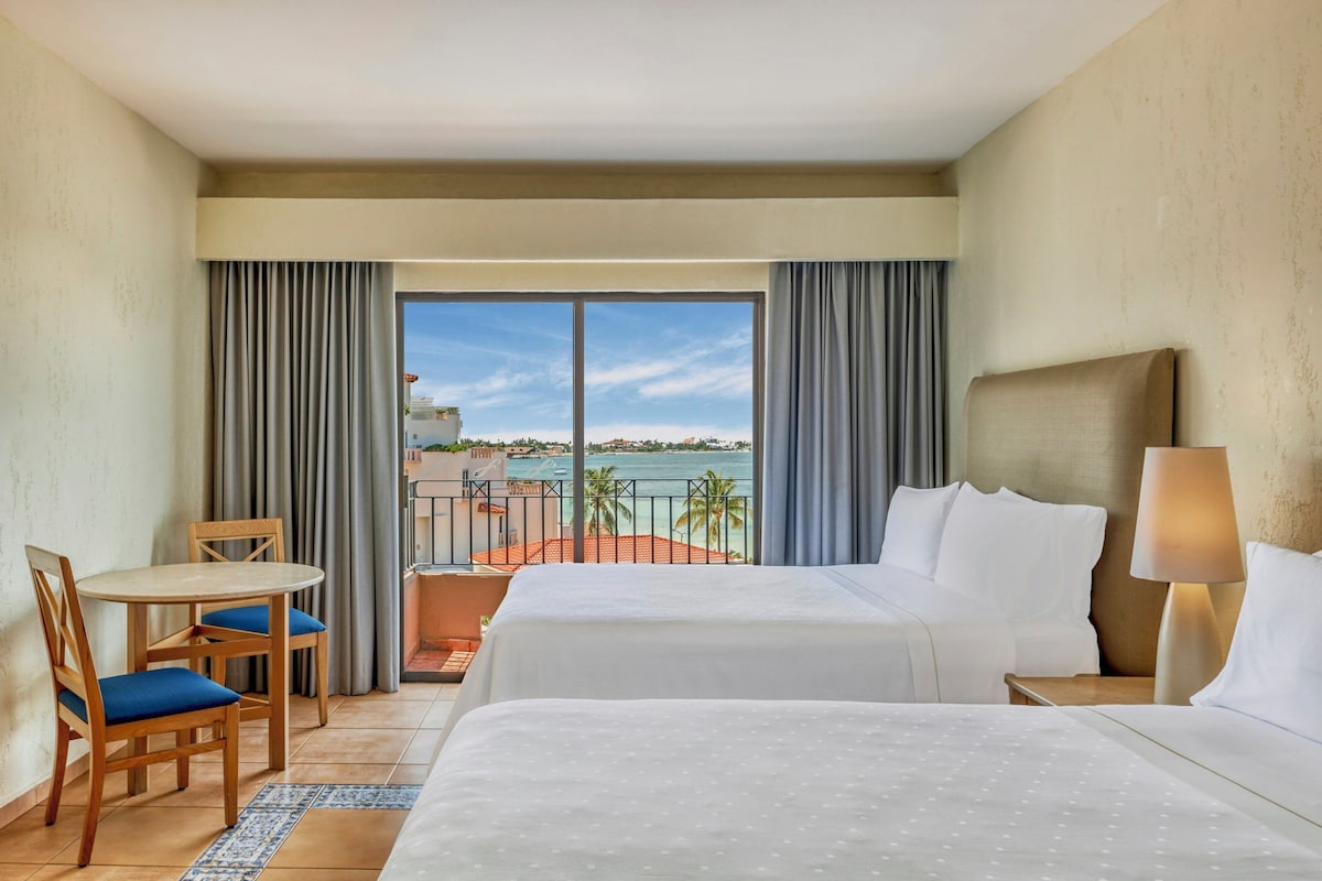 Deluxe Villa con dos camas dobles y balcón en Fiesta Americana Villas Cancún (hasta 4 personas)