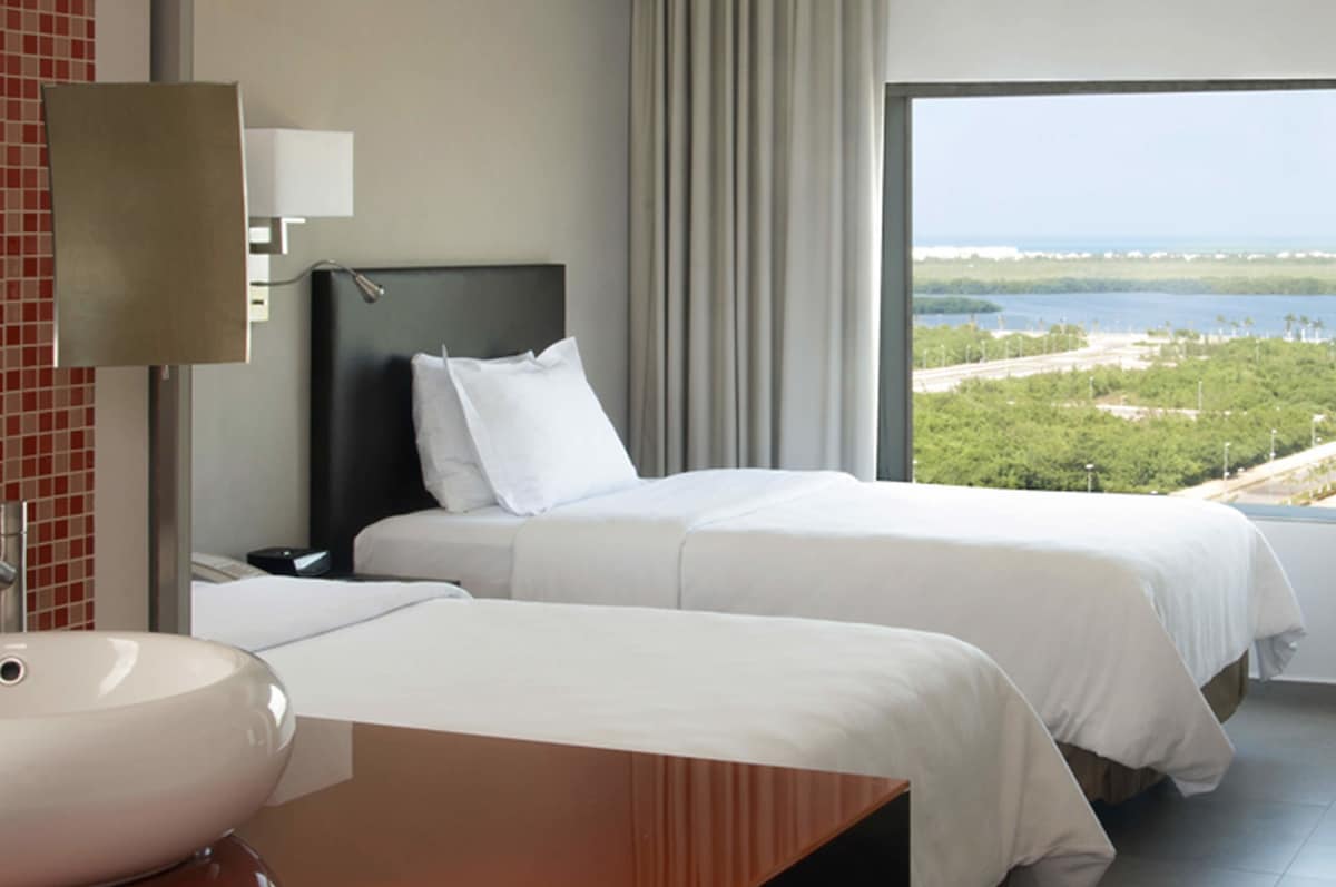 Habitación con dos camas matrimoniales en Fiesta Inn Cancún Las Américas (hasta 4 personas)