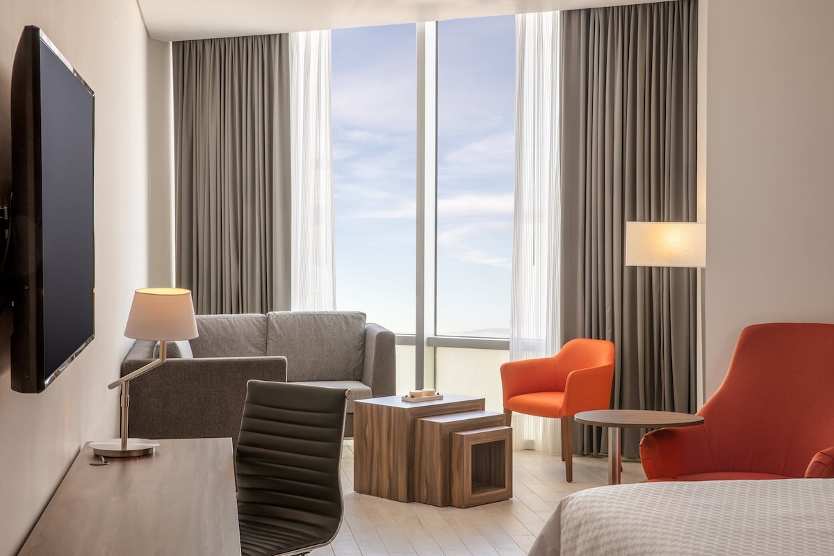 Habitación superior con cama king y vista a la laguna en Fiesta Inn Cancún Las Américas (hasta 4 personas)