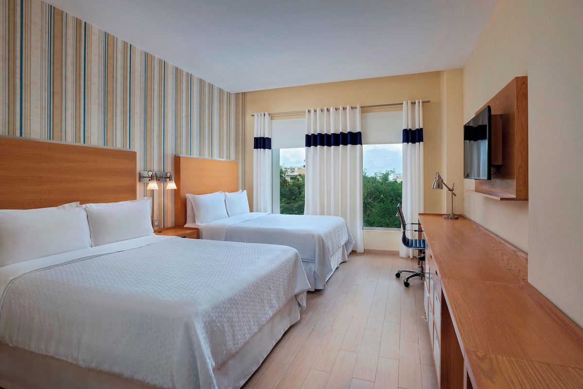 Habitación tradicional con dos camas queen y vista a la ciudad en Four Points by Sheraton Cancún Centro (hasta 4 personas)