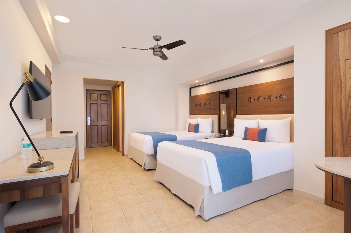 Habitación Deluxe con 2 camas matrimoniales en GR Solaris Cancún (hasta 4 personas)