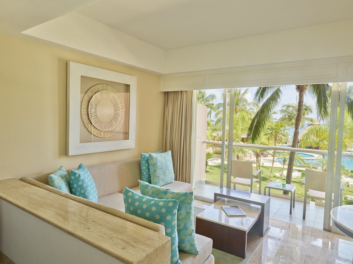 Sala de la Ocean Front Two Bedroom Family & Friends Suite en Grand Fiesta Americana Coral Beach Cancún (hasta 6 personas)