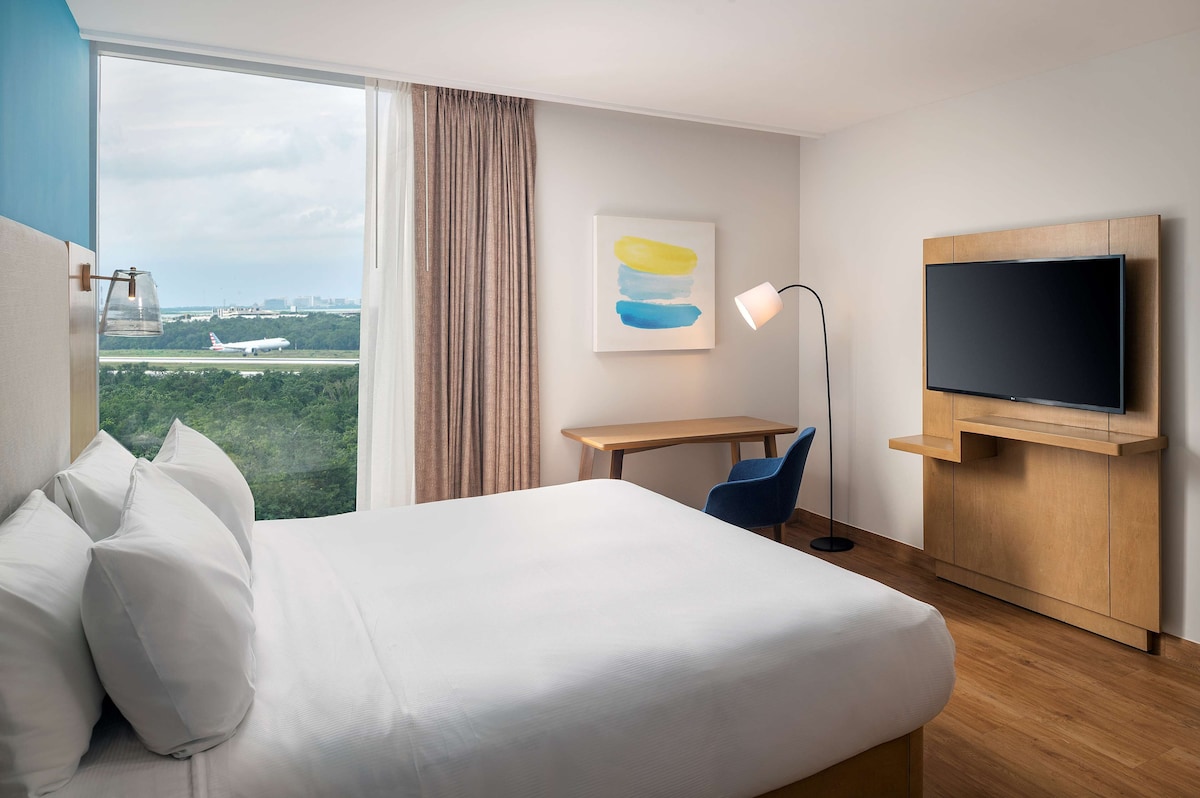 Habitación con cama king en Hilton Garden Inn Cancún Airport (hasta 2 personas)