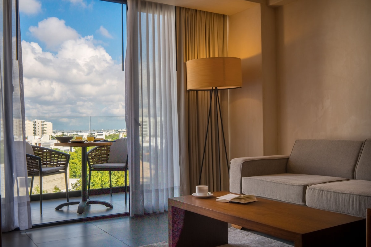 Sala con balcón de la habitación doble en Hive Cancún by G Hotels (hasta 4 personas)