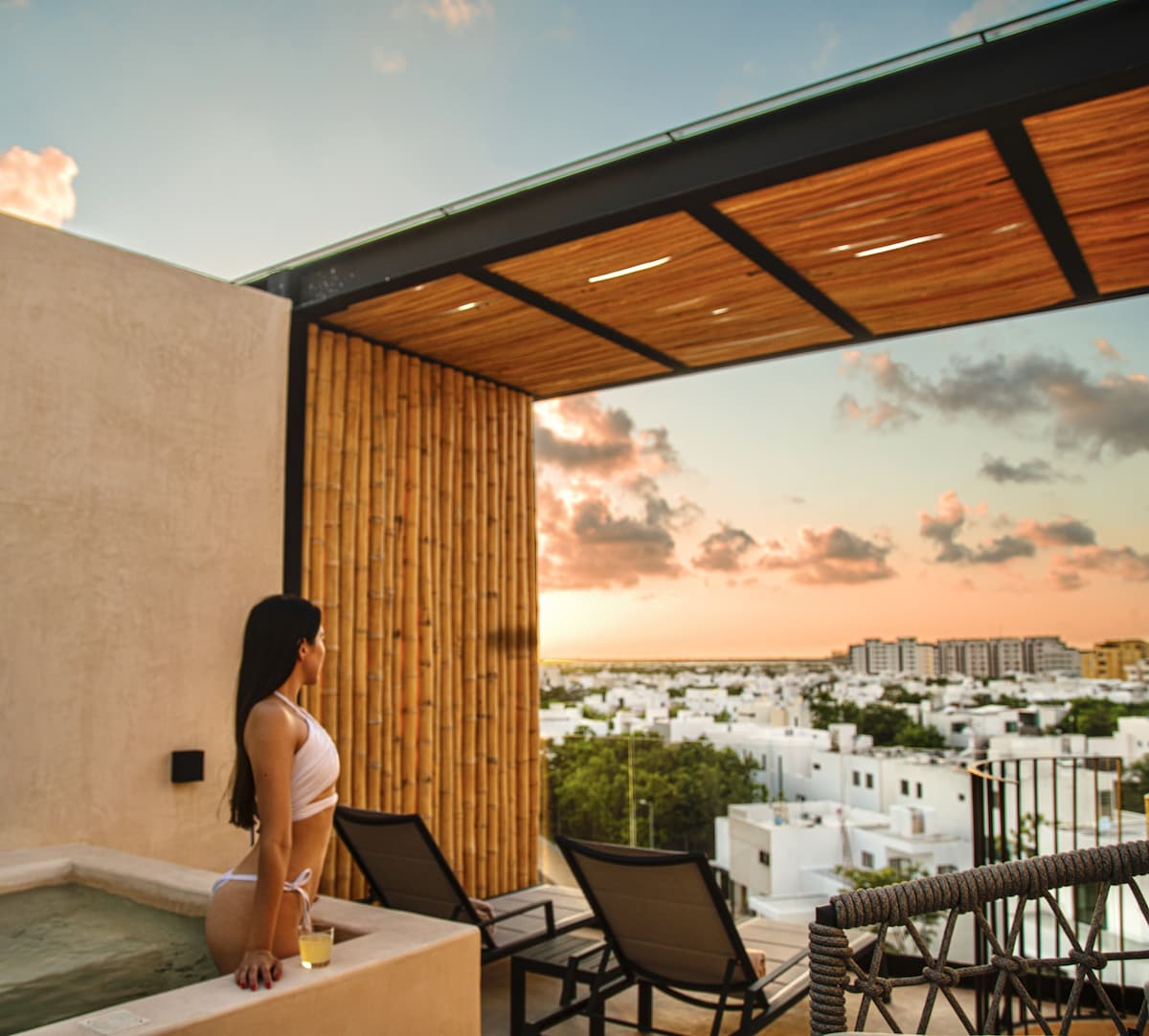 Terraza del estudio de lujo con cama king en Hive Cancún by G Hotels (hasta 2 personas)