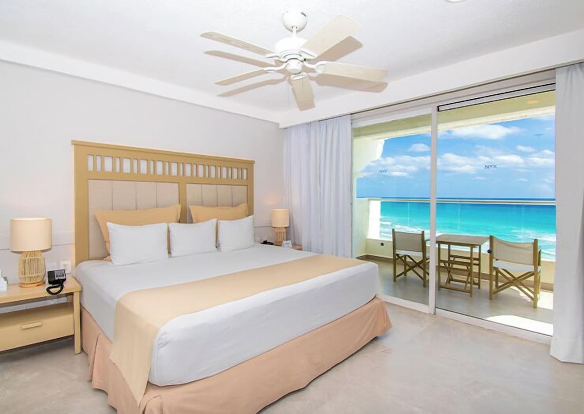 Junior Suite con cama king y balcón en Hotel NYX Cancún, categoría con vista parcial al mar (hasta 3 personas)