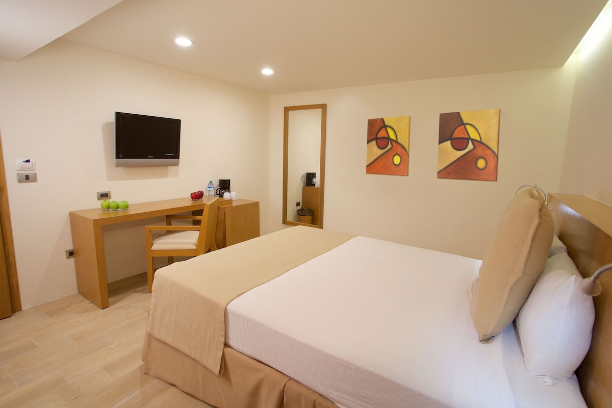 Standard Room con cama queen en Hotel NYX Cancún (hasta 2 personas)