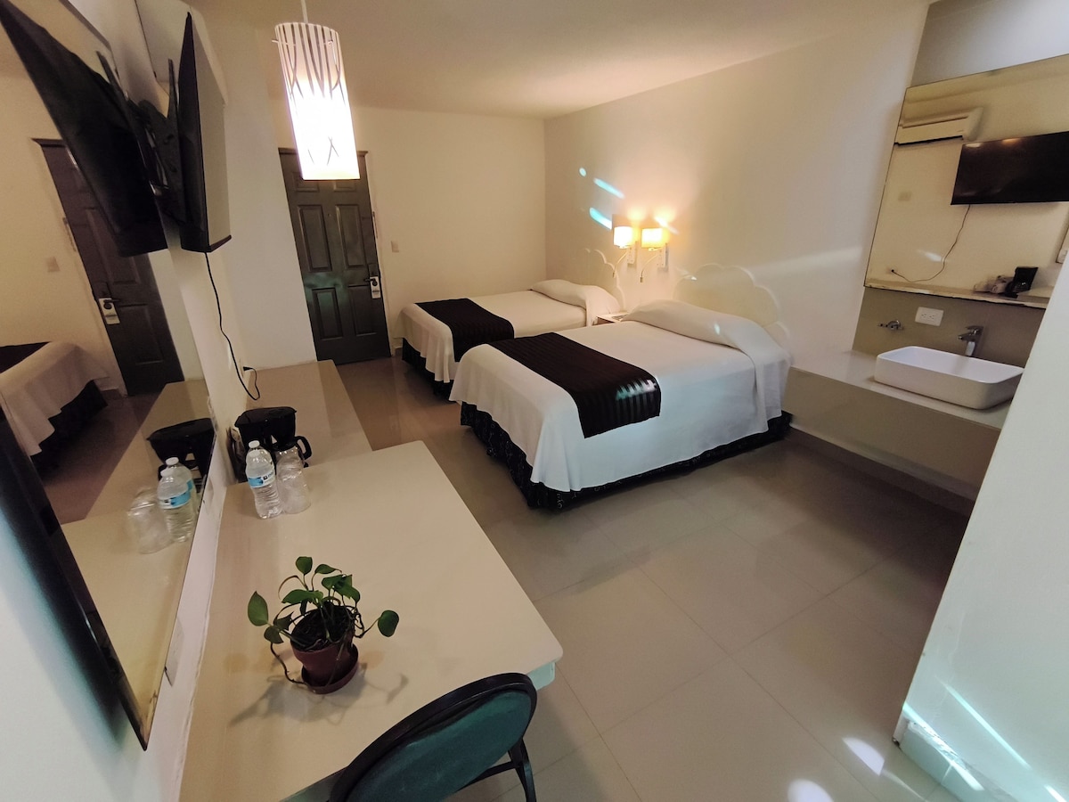 Habitación Premium con dos camas dobles, categoría con vista a la alberca, en Hotel Plaza Caribe Cancún (hasta 4 personas)