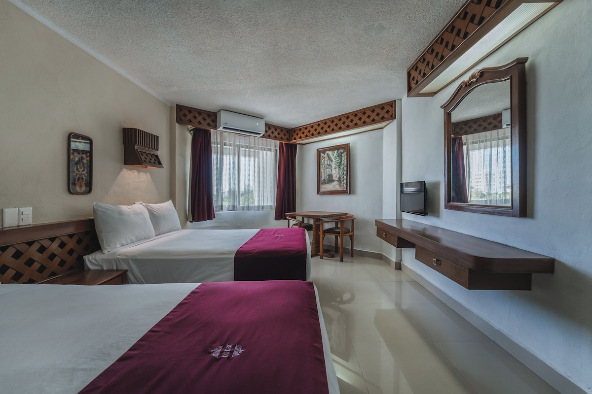Otra vista de la habitación Standard Double con dos camas dobles en Hotel Plaza Kokai Cancún
