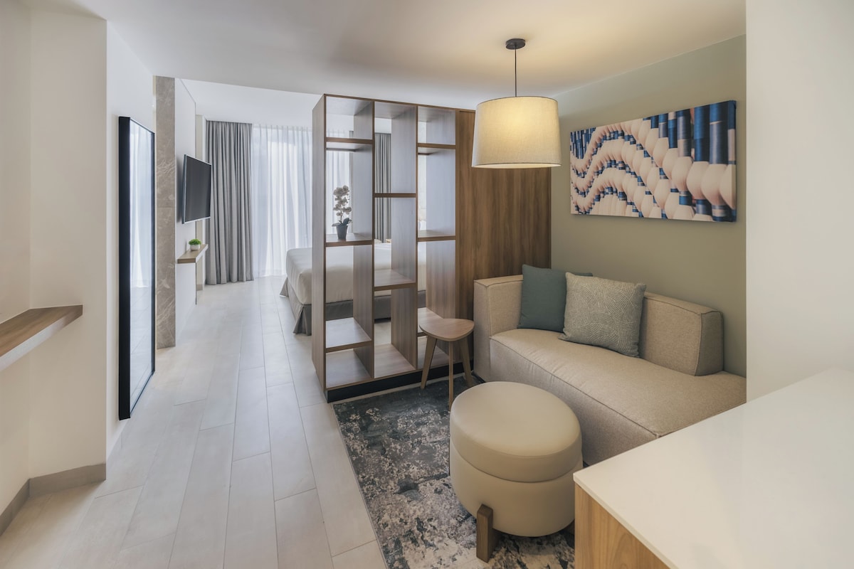 Habitación con cama king en piso alto en Hyatt Place Cancún Airport (hasta 2 personas)