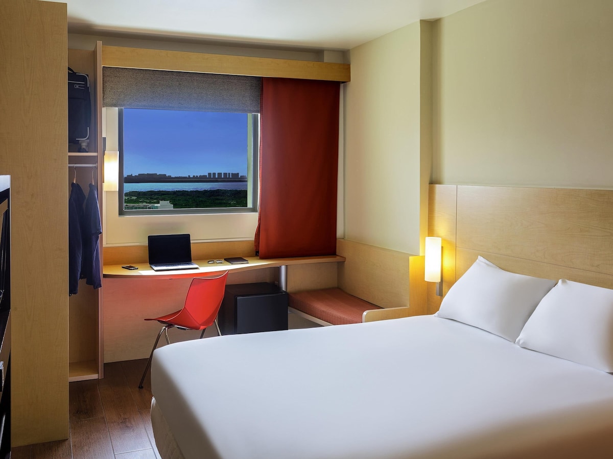 Habitación doble con una cama matrimonial y escritorio en ibis Cancún Centro (hasta 2 personas)