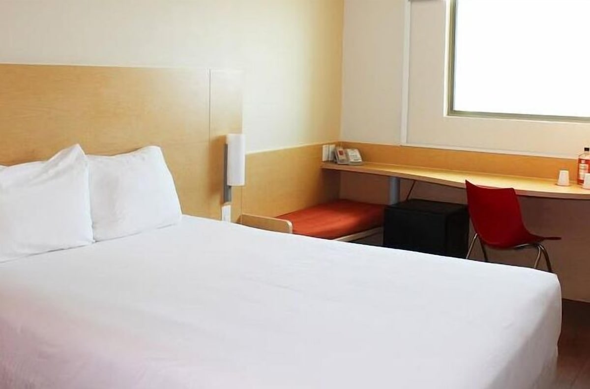 Habitación doble con cama matrimonial de la categoría con vista a la laguna en ibis Cancún Centro (hasta 2 personas)