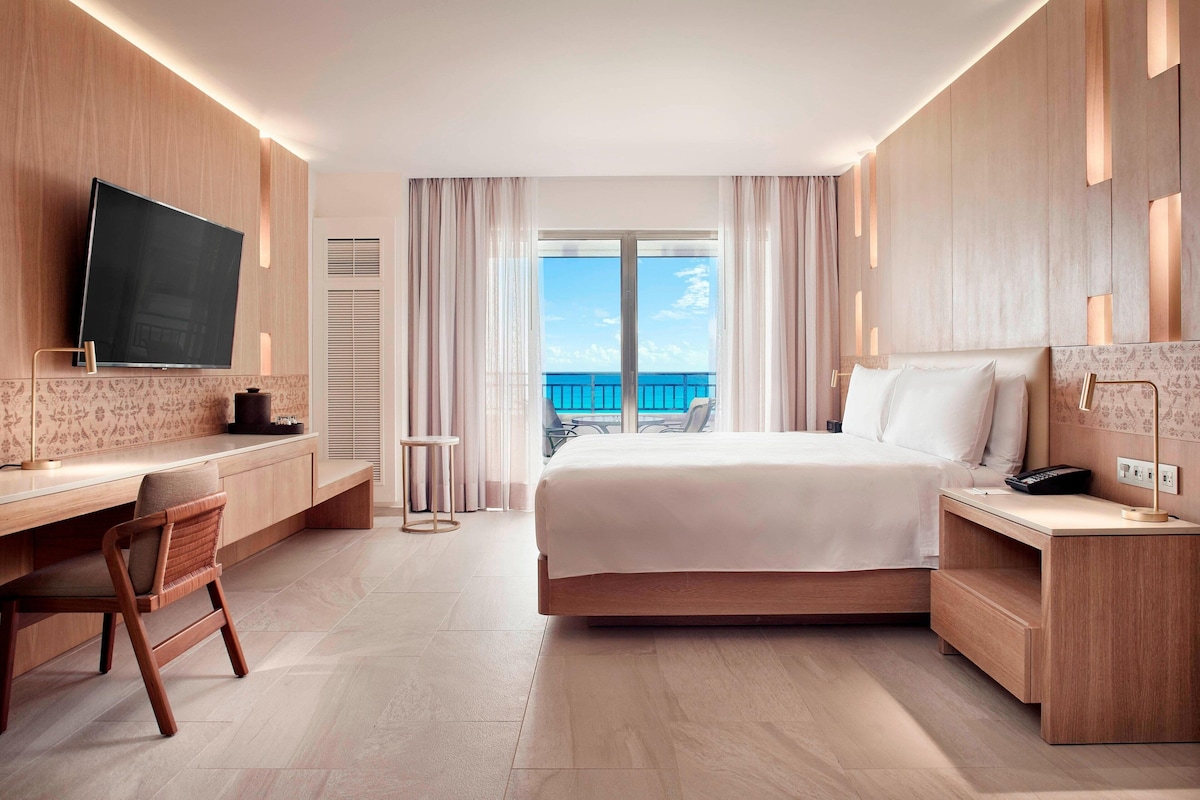 JW Luxury Suite con cama king y sofá cama en JW Marriott Cancún (hasta 4 personas)