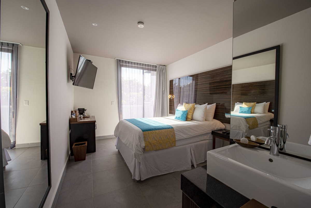Deluxe Queen Room con cama queen en KABAH Cancún Hotel Boutique (hasta 2 personas)