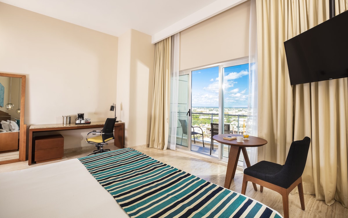 Altitude Room con cama king y vista a la ciudad en Krystal Urban Cancún (hasta 2 personas)
