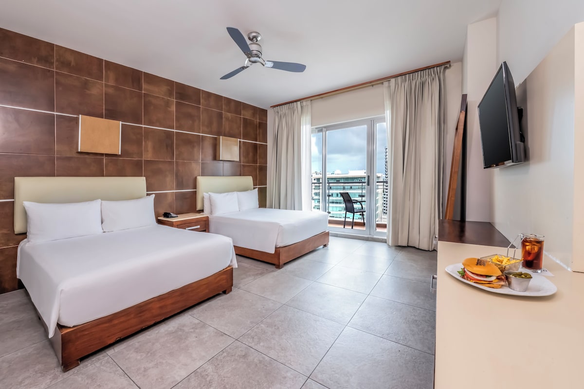 Habitación Standard con dos camas matrimoniales y vista a la ciudad en Krystal Urban Cancún (hasta 4 personas)