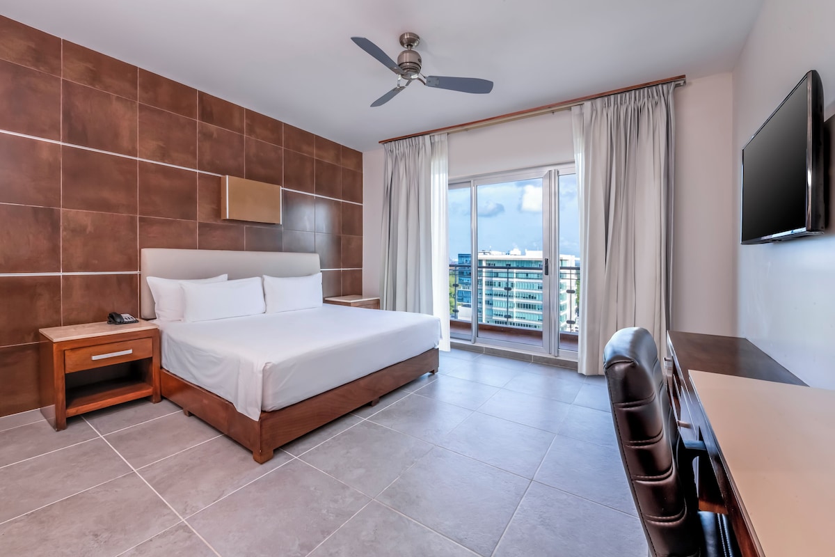 Habitación Standard King con vista a la ciudad en Krystal Urban Cancún (hasta 2 personas)