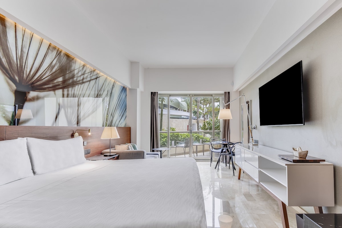 Habitación Premium con cama king y vista al jardín en Live Aqua Cancún (hasta 2 personas)
