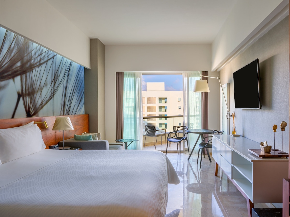 Habitación Premium con cama king y vista parcial al mar en Live Aqua Cancún (hasta 2 personas)