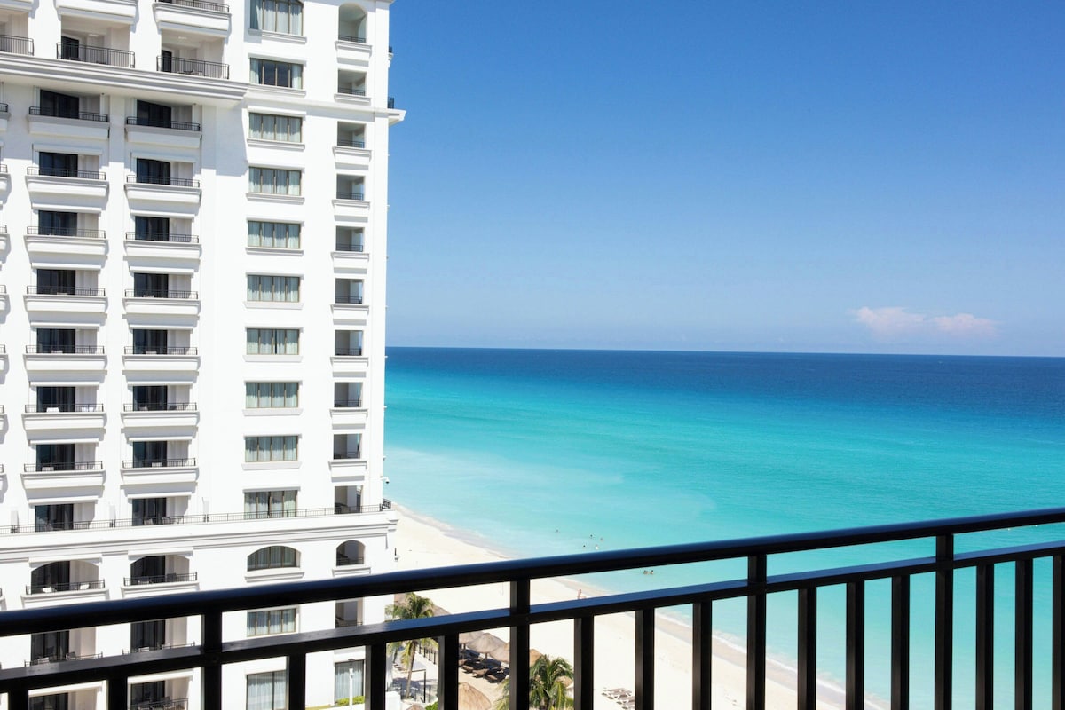 Vista al mar desde el balcón de una habitación Ocean View en Marriott Cancún All Inclusive