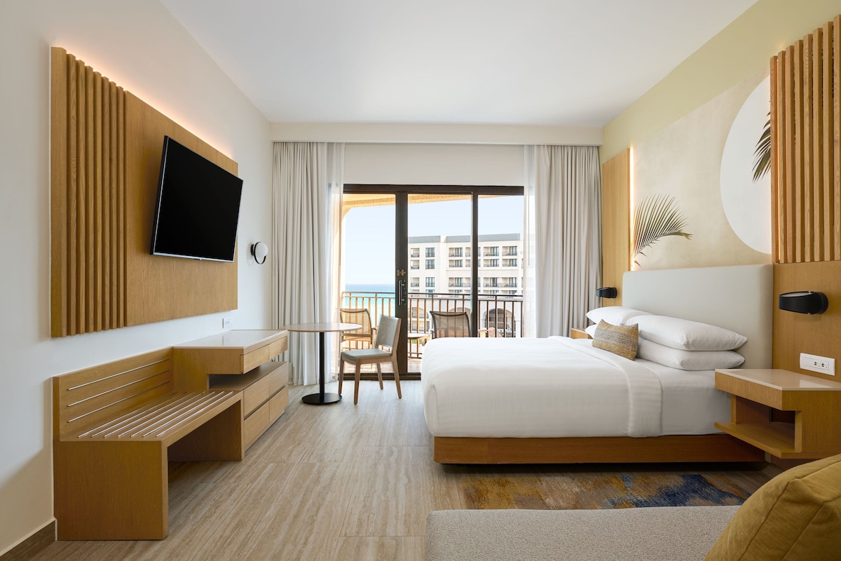 Habitación Ocean View con cama king y balcón en Marriott Cancún All Inclusive (hasta 4 personas)