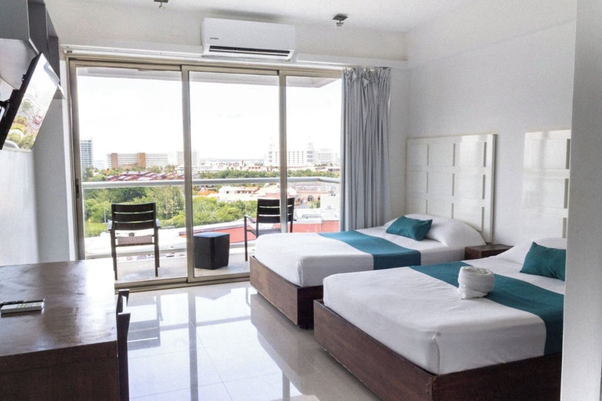 Estudio con balcón, vista a la laguna y dos camas matrimoniales en NAIA MAR Cancún (hasta 2 personas)