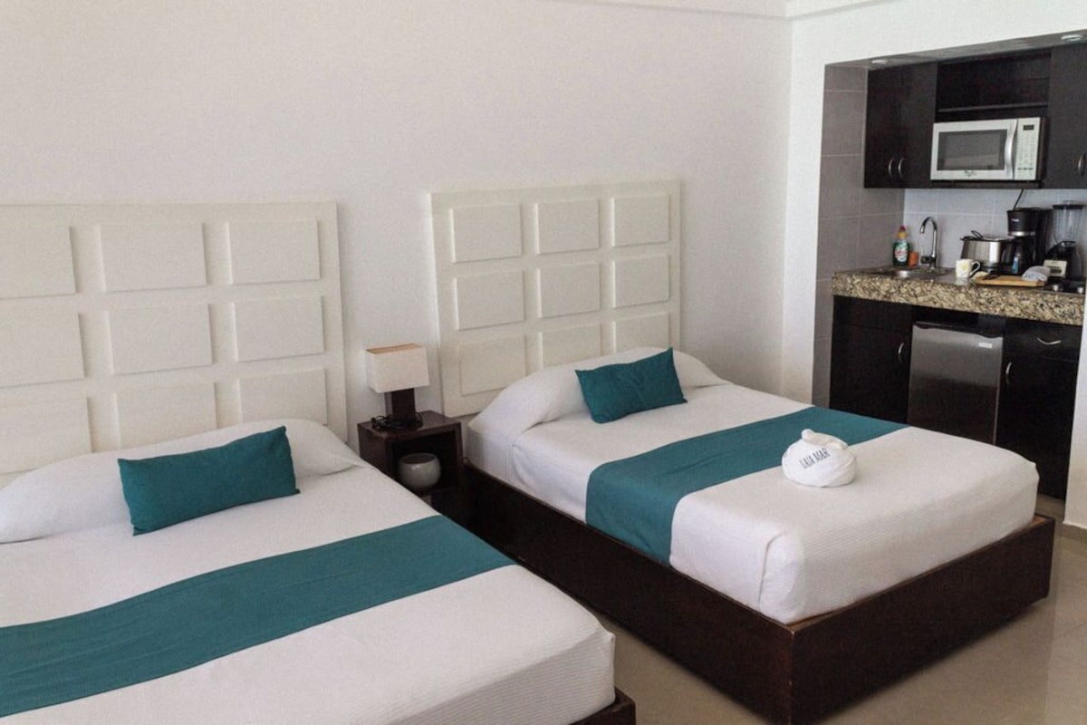 Estudio clásico con balcón y vista al mar en NAIA MAR Cancún (hasta 2 personas)