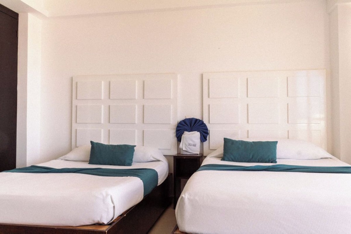 Estudio estándar con balcón, vista a la laguna y cama queen en NAIA MAR Cancún (hasta 2 personas)