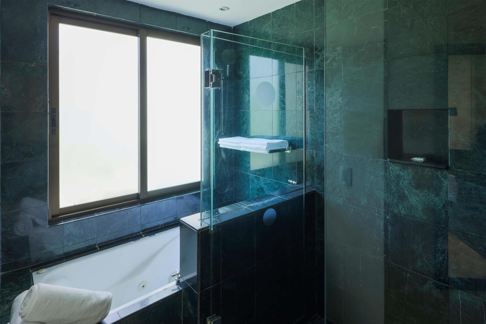 Bathroom Tub Shower de Occidental at Xcaret Destination - All Inclusive