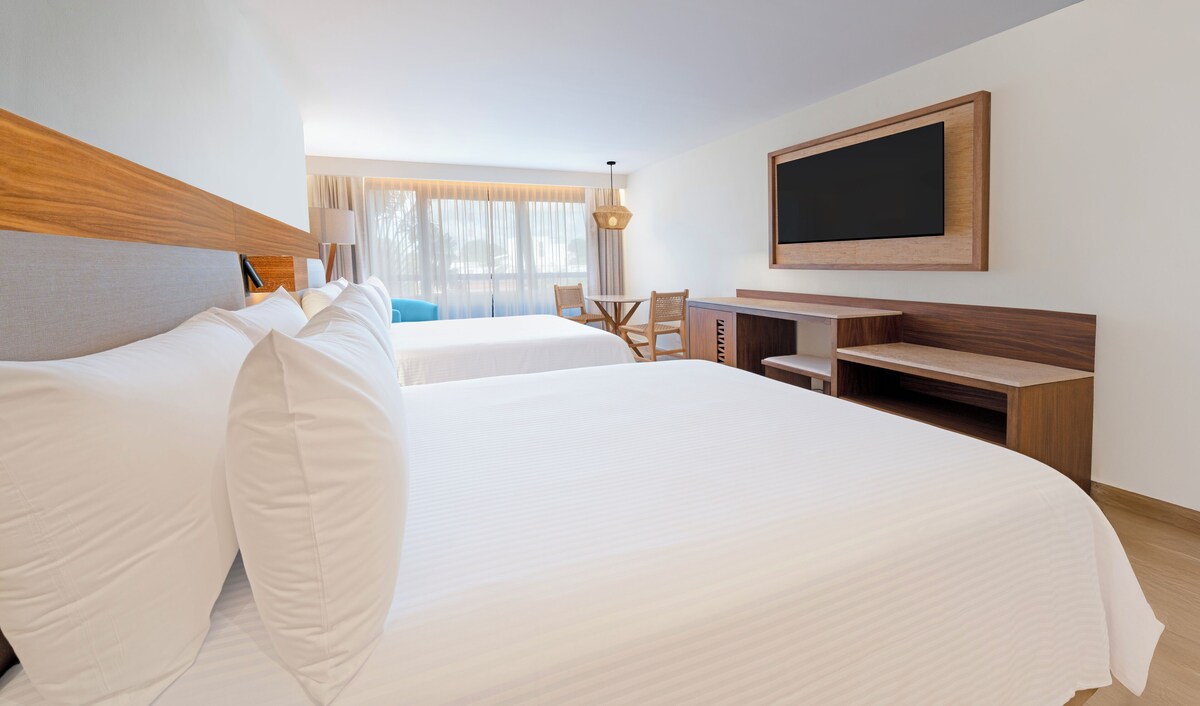 Habitación con dos camas dobles en Oh! Cancun The Urban Oasis