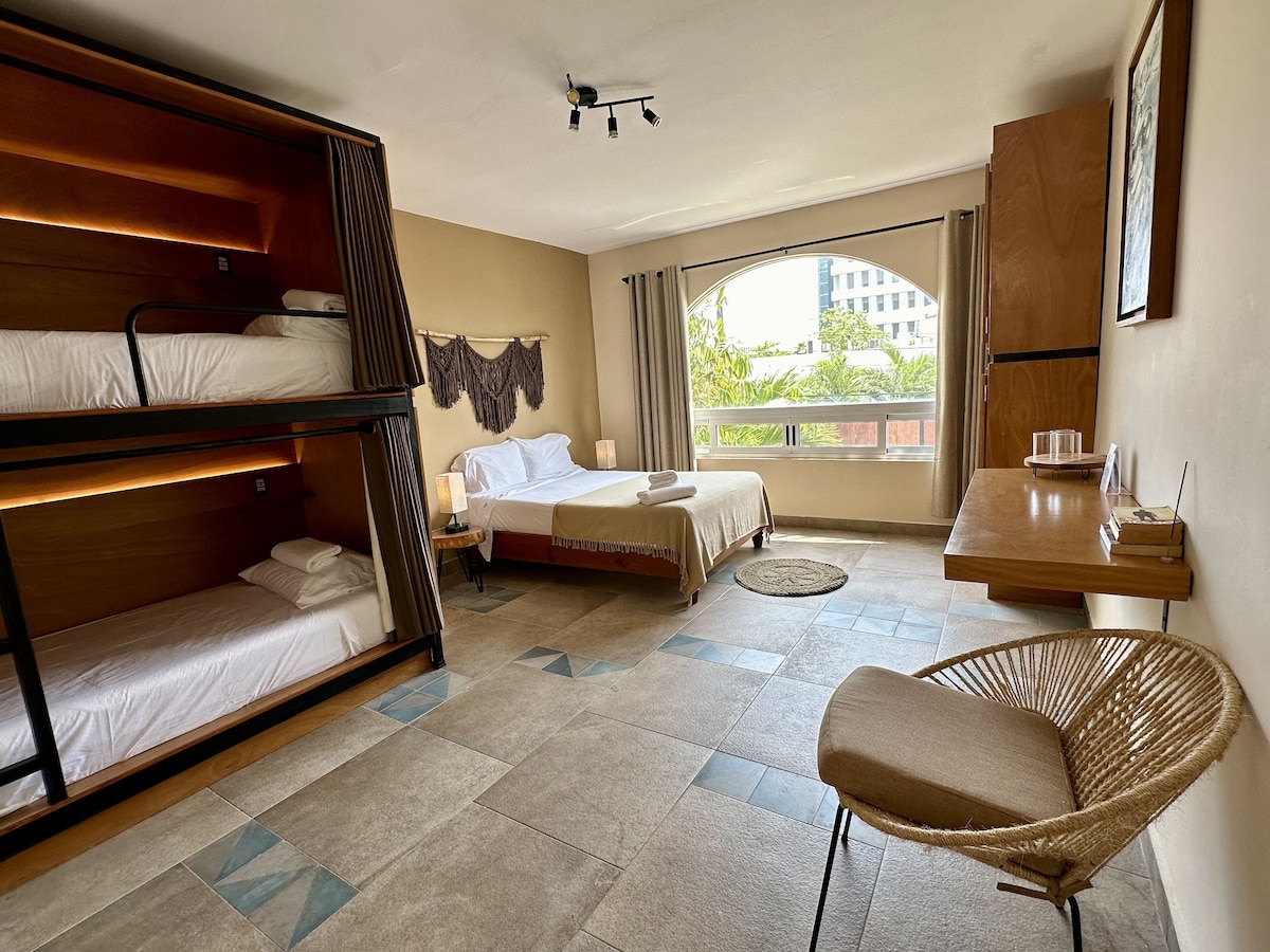 Habitación Deluxe Quadruple con cama king y litera en Pachamaya Cancún (hasta 4 personas)