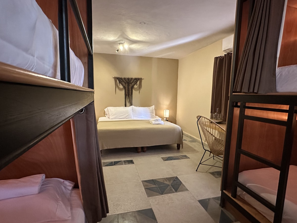 Habitación Premium Double con cama king y dos literas en Pachamaya Cancún (hasta 6 personas)