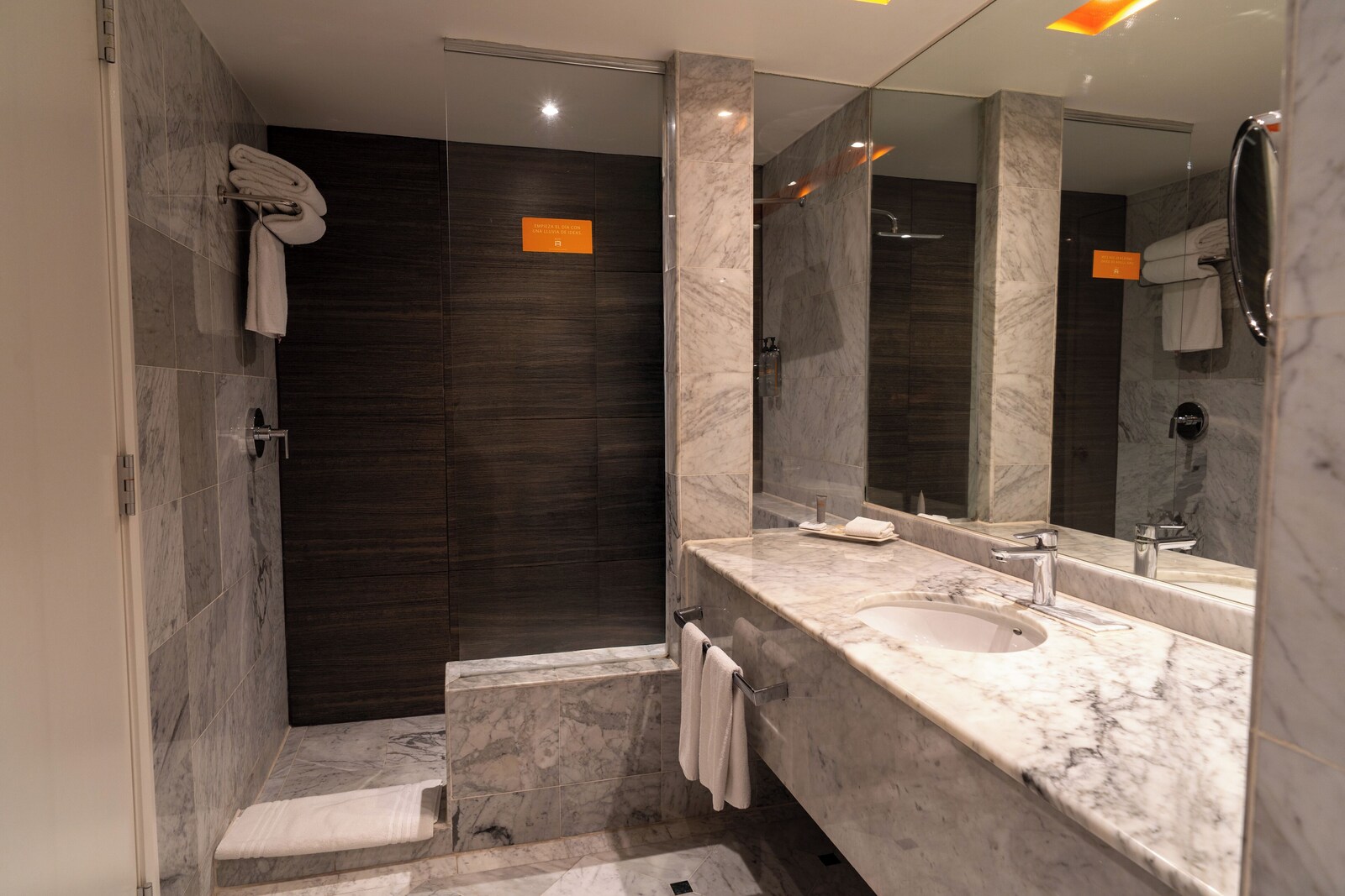 Bathroom de Real Inn Tijuana by Camino Real Hotels