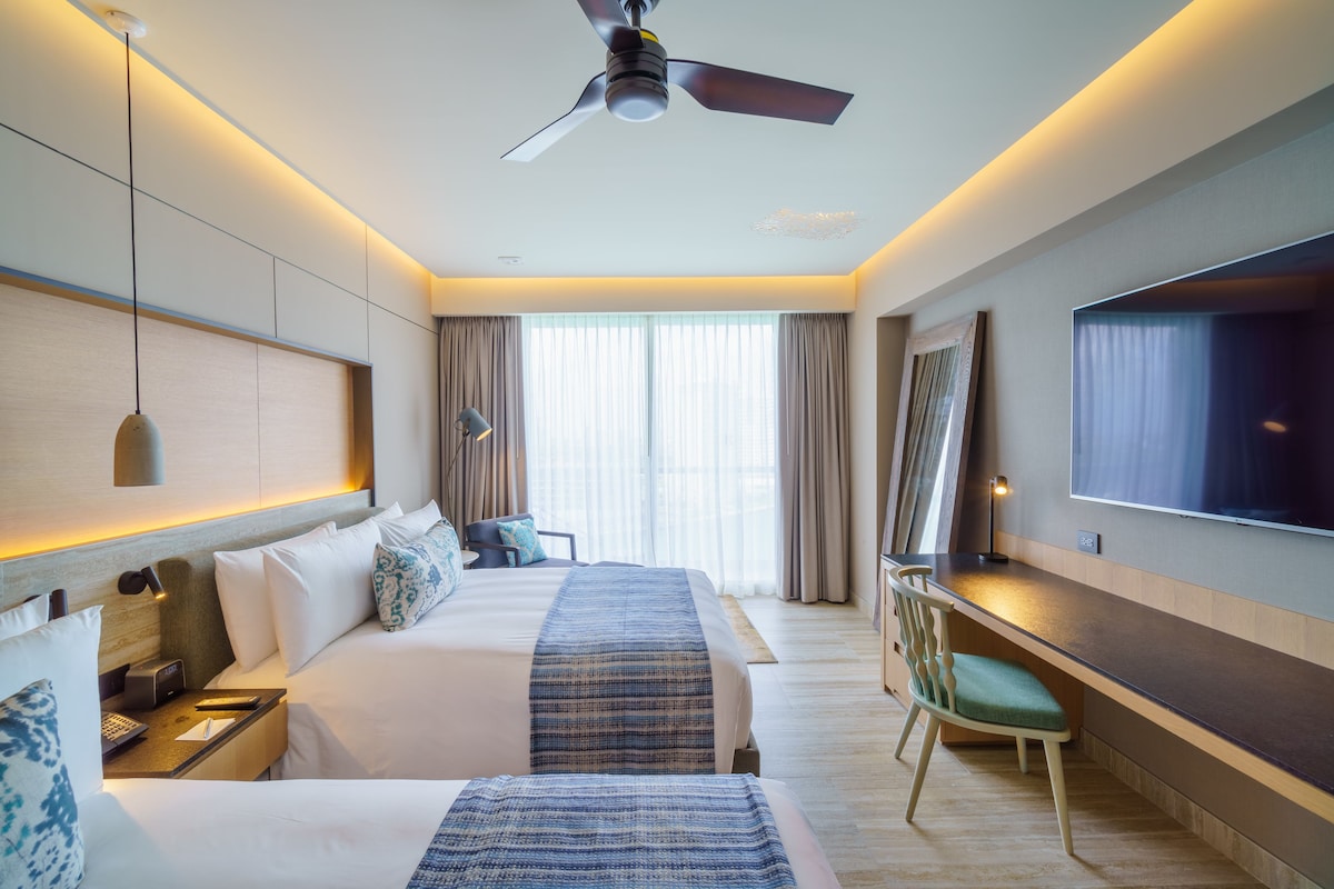 Habitación con dos camas matrimoniales y balcón en Renaissance Cancún Resort & Marina (34 m², hasta 3 personas)