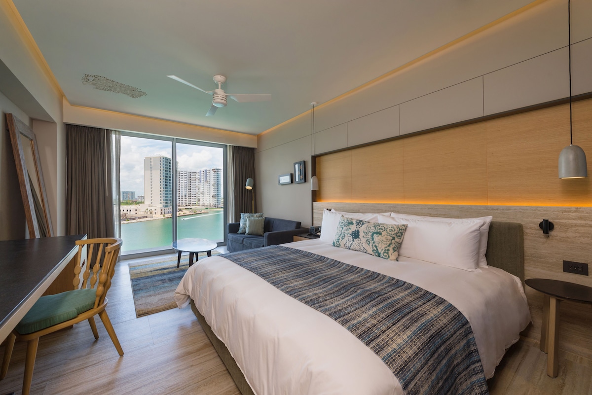 Habitación con cama king, sofá cama y vista a la marina en Renaissance Cancún Resort & Marina (hasta 2 personas)